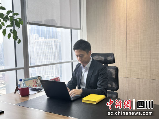 冠城集團執行董事洪振原正在工作。堯欣雨 攝 冠城集團執行董事洪振原正在工作。堯欣雨 攝