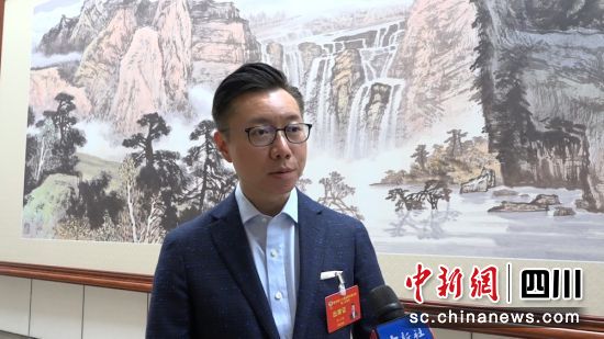 成都兩會期間,成都市政協常委、香港川渝同鄉總會會長閻小穎接受采訪。何美錕 攝 成都兩會期間,成都市政協常委、香港川渝同鄉總會會長閻小穎接受采訪。何美錕 攝
