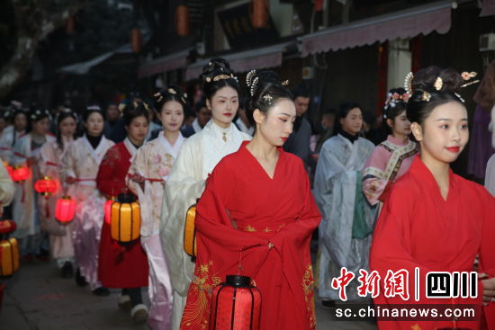 平樂古鎮(zhèn)NPC為游客提供一場國潮年味狂歡體驗(yàn)。(平樂古鎮(zhèn) 供圖) 平樂古鎮(zhèn)NPC為游客提供一場國潮年味狂歡體驗(yàn)。(平樂古鎮(zhèn) 供圖)
