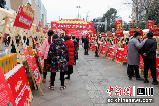 “臨邛手作”非遺市集現場。邛崍市文化館供圖 “臨邛手作”非遺市集現場。邛崍市文化館供圖