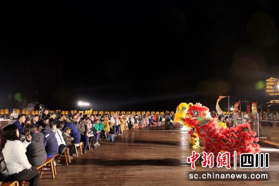 象征著團(tuán)圓與和諧的百米長(zhǎng)龍宴正式開(kāi)宴。成都東部新區(qū) 供圖 象征著團(tuán)圓與和諧的百米長(zhǎng)龍宴正式開(kāi)宴。成都東部新區(qū) 供圖