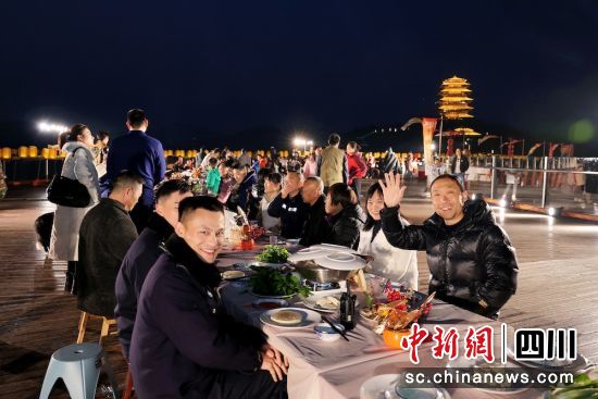 大家歡聚一堂互道祝福。成都東部新區(qū) 供圖 大家歡聚一堂互道祝福。成都東部新區(qū) 供圖