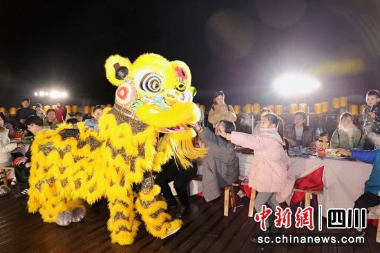 民樂(lè)表演、非遺舞獅現(xiàn)場(chǎng)。成都東部新區(qū) 供圖 民樂(lè)表演、非遺舞獅現(xiàn)場(chǎng)。成都東部新區(qū) 供圖
