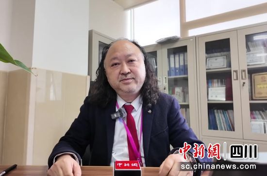圖為馮仕品接受記者采訪。呂楊 攝 圖為馮仕品接受記者采訪。呂楊 攝
