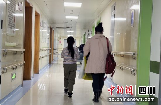 圖為12歲的佳佳與媽媽。王鵬 攝 圖為12歲的佳佳與媽媽。王鵬 攝