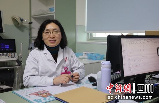 圖為王亞叢接受記者采訪。呂楊 攝 圖為王亞叢接受記者采訪。呂楊 攝
