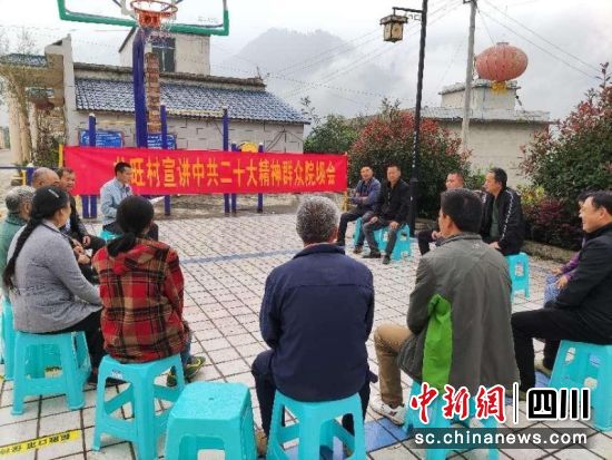 深入基層開展院壩會現(xiàn)場。江承雪 攝 深入基層開展院壩會現(xiàn)場。江承雪 攝