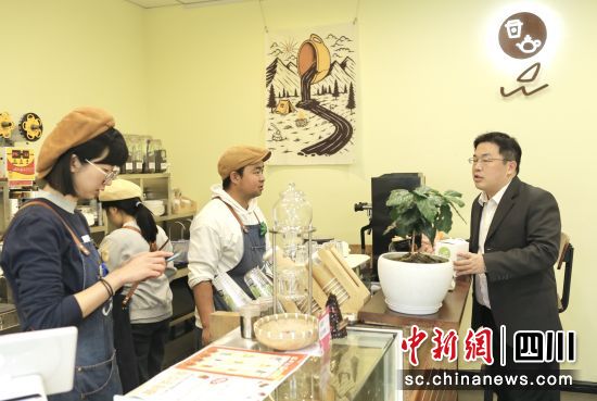 位于成都市郫都區的亞臺青(成都)海峽青年創業園,總經理郭弘揚(右)正在與臺青創客交流。王磊攝 位于成都市郫都區的亞臺青(成都)海峽青年創業園,總經理郭弘揚(右)正在與臺青創客交流。王磊攝