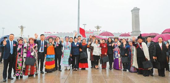 四川代表團(tuán)代表滿懷豪情出席盛會。 四川代表團(tuán)代表滿懷豪情出席盛會。