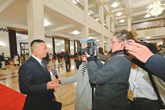 劉忠代表(左)在人民大會堂接受中外記者采訪。 劉忠代表(左)在人民大會堂接受中外記者采訪。
