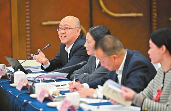 張祖濤代表(左一)就加強(qiáng)創(chuàng)新人才隊(duì)伍建設(shè)發(fā)言。 張祖濤代表(左一)就加強(qiáng)創(chuàng)新人才隊(duì)伍建設(shè)發(fā)言。