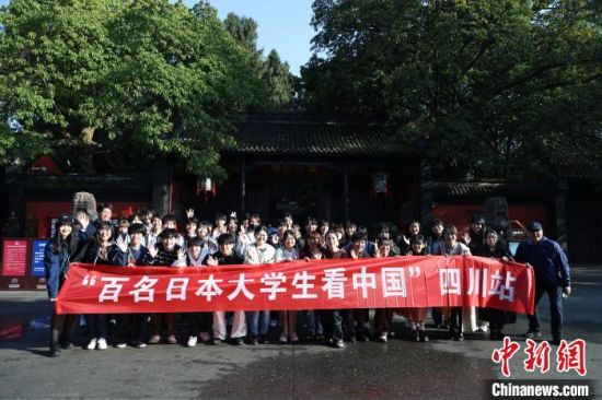 3月11日,39名日本大學生走進成都武侯祠博物館了解中國歷史。 邱川浩 攝 3月11日,39名日本大學生走進成都武侯祠博物館了解中國歷史。 邱川浩 攝