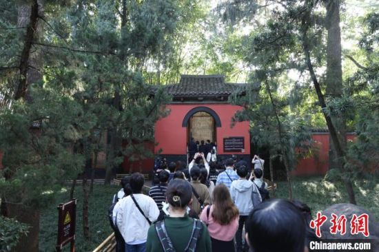 3月11日,39名日本大學生走進成都武侯祠博物館了解中國歷史。 邱川浩 攝 3月11日,39名日本大學生走進成都武侯祠博物館了解中國歷史。 邱川浩 攝