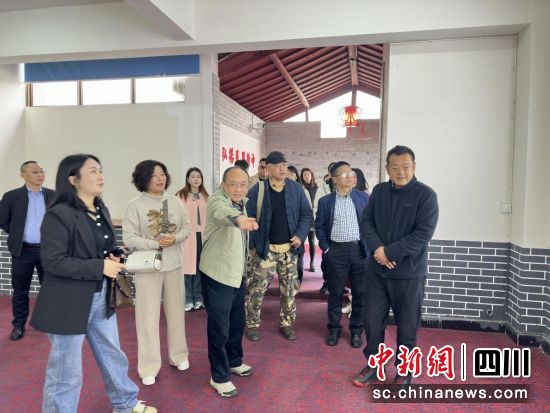 民盟四川省直工委副主委、新聞出版總支主委何楊一行赴成都市郫都區(qū)調(diào)研。王爵 攝 民盟四川省直工委副主委、新聞出版總支主委何楊一行赴成都市郫都區(qū)調(diào)研。王爵 攝
