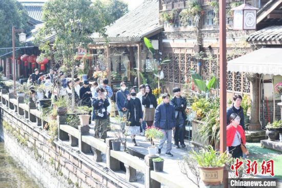 13日,日本大學生走進位于四川崇州的街子古鎮。記者 張浪 攝 13日,日本大學生走進位于四川崇州的街子古鎮。記者 張浪 攝