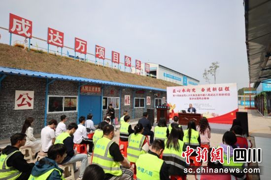 唐利軍正在向工友宣講全國(guó)兩會(huì)精神。王彥杰 攝 唐利軍正在向工友宣講全國(guó)兩會(huì)精神。王彥杰 攝