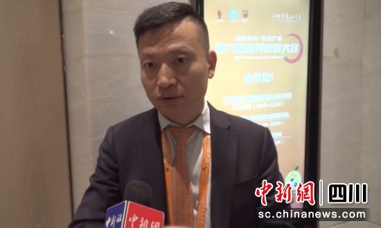 胡曉軍接受媒體采訪。呂楊攝 胡曉軍接受媒體采訪。呂楊攝