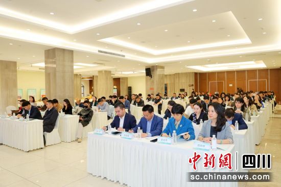 會(huì)議現(xiàn)場(chǎng)。天府新區(qū)新聯(lián)會(huì)供圖 會(huì)議現(xiàn)場(chǎng)。天府新區(qū)新聯(lián)會(huì)供圖