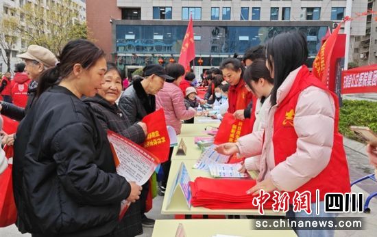 活動現(xiàn)場。石棉融媒 供圖 活動現(xiàn)場。石棉融媒 供圖