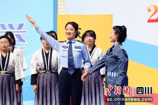活動(dòng)現(xiàn)場(chǎng)。四川省女子監(jiān)獄供圖 活動(dòng)現(xiàn)場(chǎng)。四川省女子監(jiān)獄供圖