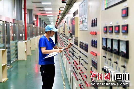 立敦電子科技(阿壩州)有限公司車間內(nèi)工人們正在記錄生產(chǎn)情況。伍排勇攝 立敦電子科技(阿壩州)有限公司車間內(nèi)工人們正在記錄生產(chǎn)情況。伍排勇攝