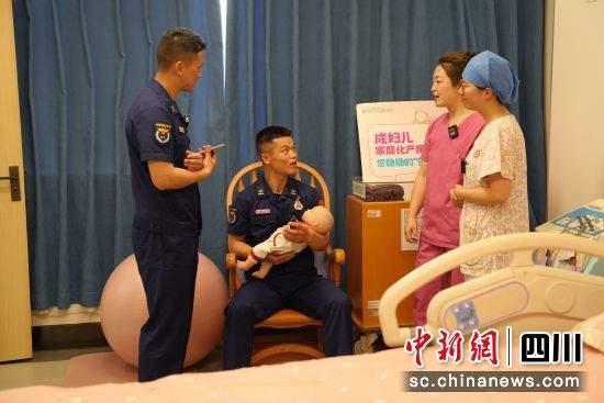圖為職業(yè)互換體驗現(xiàn)場。成都市婦女兒童中心醫(yī)院供圖 圖為職業(yè)互換體驗現(xiàn)場。成都市婦女兒童中心醫(yī)院供圖