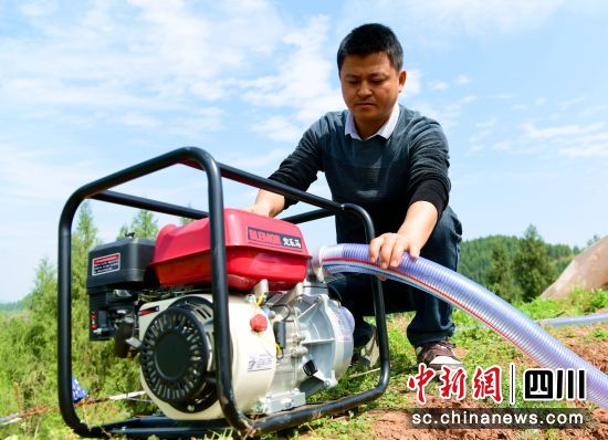 種植大戶在田間對農機進行調試。郭明 攝 種植大戶在田間對農機進行調試。郭明 攝