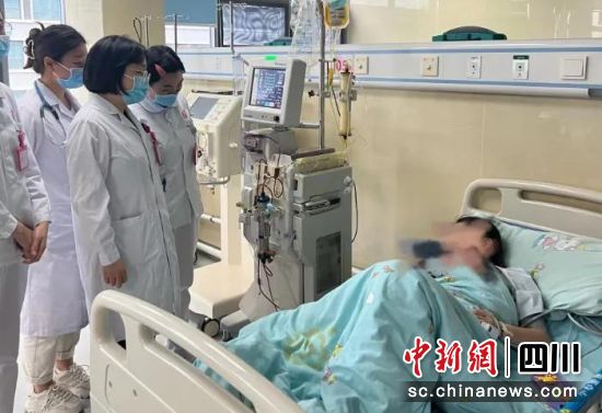 成婦兒醫院兒童腎臟內科醫生正在為小琴就診。成婦兒醫院供圖 成婦兒醫院兒童腎臟內科醫生正在為小琴就診。成婦兒醫院供圖