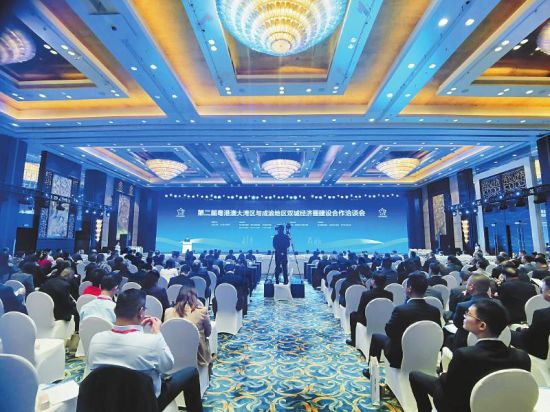 2023年10月27日,第二屆粵港澳大灣區與成渝地區雙城經濟圈建設合作洽談會在成都舉行。記者 陳松 攝 2023年10月27日,第二屆粵港澳大灣區與成渝地區雙城經濟圈建設合作洽談會在成都舉行。記者 陳松 攝