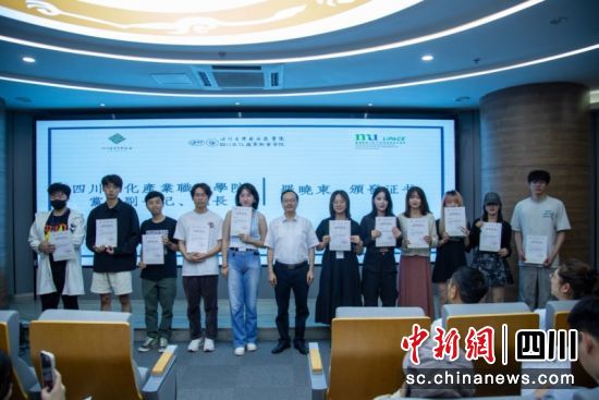 羅曉東為指導老師以及同學頒發項目證書。劉林佳 攝 羅曉東為指導老師以及同學頒發項目證書。劉林佳 攝