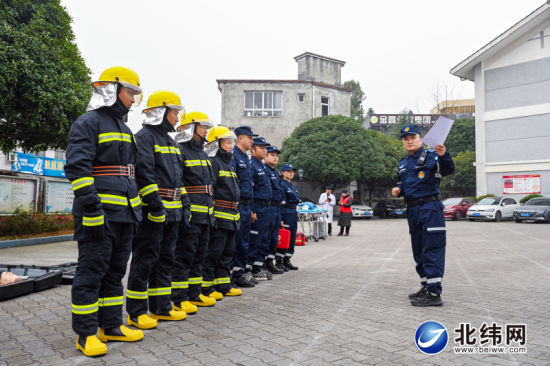 張軍(右)組織隊員到學校開展安全宣傳公益活動 張軍(右)組織隊員到學校開展安全宣傳公益活動