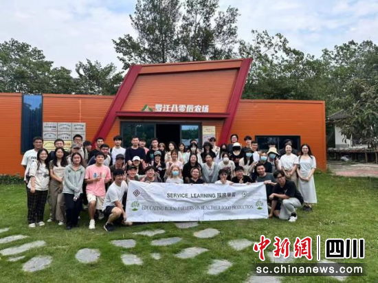 參觀羅江八零后農(nóng)場。 羅江區(qū)委宣傳部供圖 參觀羅江八零后農(nóng)場。 羅江區(qū)委宣傳部供圖