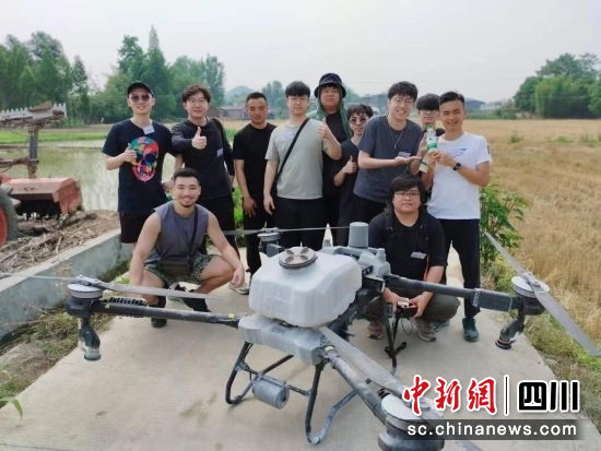 體驗農(nóng)機的使用。 羅江區(qū)委宣傳部供圖 體驗農(nóng)機的使用。 羅江區(qū)委宣傳部供圖