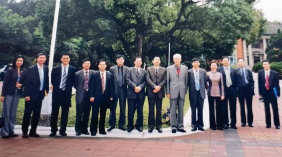 2002.11.21四川科學(xué)技術(shù)代表團訪問臺灣大學(xué)(中白發(fā)者劉院士) 2002.11.21四川科學(xué)技術(shù)代表團訪問臺灣大學(xué)(中白發(fā)者劉院士)