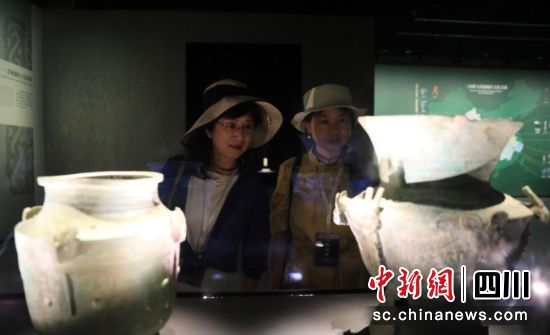 7月1日,海外華文媒體代表觀看展出的商代后期青銅尊。當日,“行走中國·2024海外華文媒體高層川渝行”在四川成都啟動。來自美國、加拿大、巴西等19個國家的24家主流華文媒體走進位于四川省廣漢市的三星堆博物館,感受古蜀文明的魅力。記者 王磊 攝 7月1日,海外華文媒體代表觀看展出的商代后期青銅尊。當日,“行走中國·2024海外華文媒體高層川渝行”在四川成都啟動。來自美國、加拿大、巴西等19個國家的24家主流華文媒體走進位于四川省廣漢市的三星堆博物館,感受古蜀文明的魅力。記者 王磊 攝