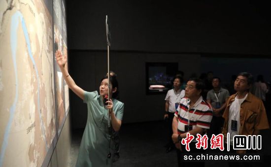 7月1日,三星堆博物館工作人員為海外華文媒體代表講解三星堆古城結構布局圖。記者 王磊 攝 7月1日,三星堆博物館工作人員為海外華文媒體代表講解三星堆古城結構布局圖。記者 王磊 攝