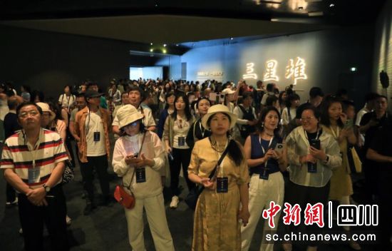 7月1日,海外華文媒體代表在三星堆博物館參觀。記者 王磊 攝 7月1日,海外華文媒體代表在三星堆博物館參觀。記者 王磊 攝