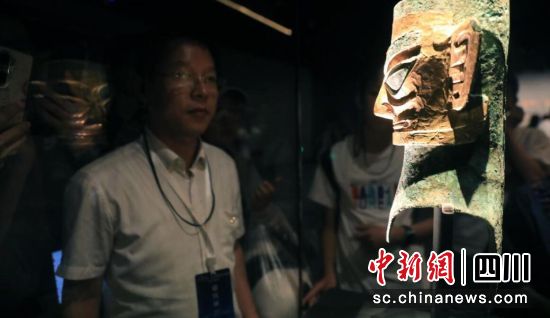 7月1日,一位海外華文媒體代表觀看展出的黃金面具。記者 王磊 攝 7月1日,一位海外華文媒體代表觀看展出的黃金面具。記者 王磊 攝