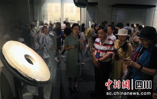 7月1日,海外華文媒體代表觀看展出的商代石壁。記者 王磊 攝 7月1日,海外華文媒體代表觀看展出的商代石壁。記者 王磊 攝