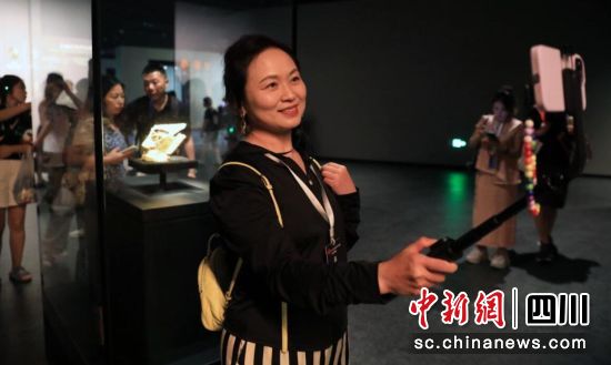 7月1日,一位海外華文媒體代表在三星堆博物館展廳自拍。記者 王磊 攝 7月1日,一位海外華文媒體代表在三星堆博物館展廳自拍。記者 王磊 攝