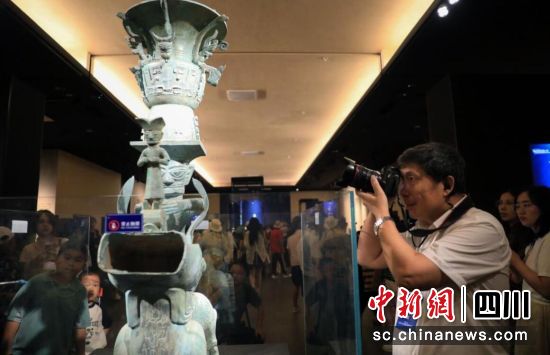 7月1日,一位海外華文媒體代表拍攝展出的騎獸頂尊人像(研究性復原)。記者 王磊 攝 7月1日,一位海外華文媒體代表拍攝展出的騎獸頂尊人像(研究性復原)。記者 王磊 攝