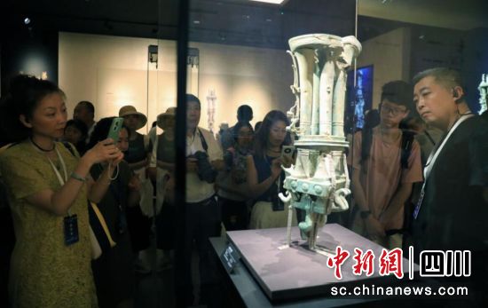 7月1日,海外華文媒體代表觀看展出的商代后期青銅神壇頂部。記者 王磊 攝 7月1日,海外華文媒體代表觀看展出的商代后期青銅神壇頂部。記者 王磊 攝
