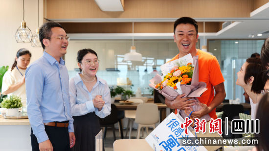 雙鳳橋1店的首位簽約租客。軌道城市供圖 雙鳳橋1店的首位簽約租客。軌道城市供圖