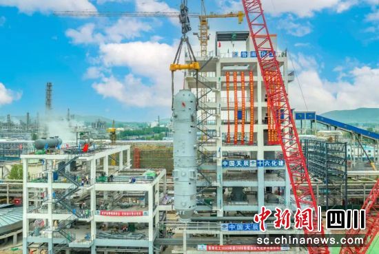 多噴嘴對置式粉煤氣化爐吊裝。東方電氣集團 供圖 多噴嘴對置式粉煤氣化爐吊裝。東方電氣集團 供圖