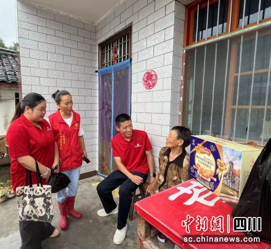 實踐團隊開展“智慧健康養(yǎng)老服務(wù)與管理”調(diào)研。王茜 攝 實踐團隊開展“智慧健康養(yǎng)老服務(wù)與管理”調(diào)研。王茜 攝