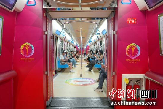第37屆大眾電影百花獎主題列車上線運行。成都軌道集團供圖 第37屆大眾電影百花獎主題列車上線運行。成都軌道集團供圖