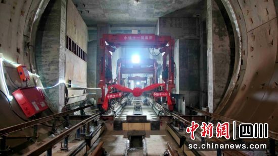 成都軌道交通17號線二期最后一節(jié)軌排鋪軌完成現(xiàn)場。成都軌道集團(tuán)供圖 成都軌道交通17號線二期最后一節(jié)軌排鋪軌完成現(xiàn)場。成都軌道集團(tuán)供圖
