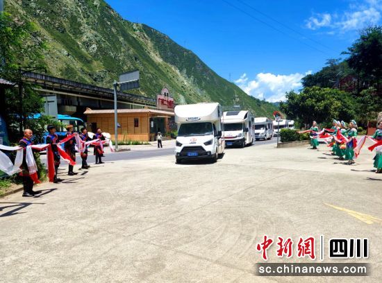 房車自駕活動(dòng)走進(jìn)汶川大禹故里景區(qū)。汶川縣委宣傳部供圖 房車自駕活動(dòng)走進(jìn)汶川大禹故里景區(qū)。汶川縣委宣傳部供圖