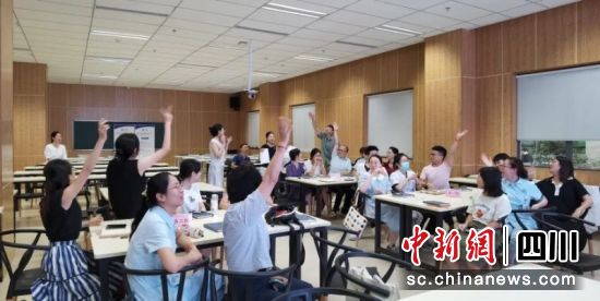 大家積極舉手參與。劉洋谷 攝 大家積極舉手參與。劉洋谷 攝