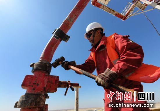 一線員工在中石化深地工程新橋1井進行安裝作業。李洪 攝 一線員工在中石化深地工程新橋1井進行安裝作業。李洪 攝